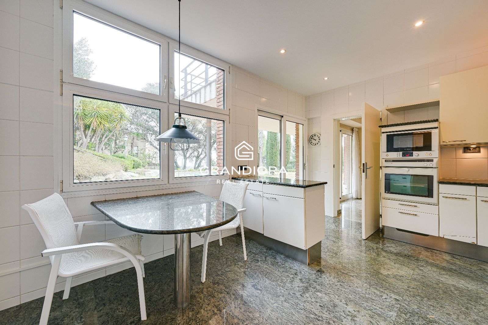 Preciosa villa en Premia de Dalt con vistas al mar - Imagen 23