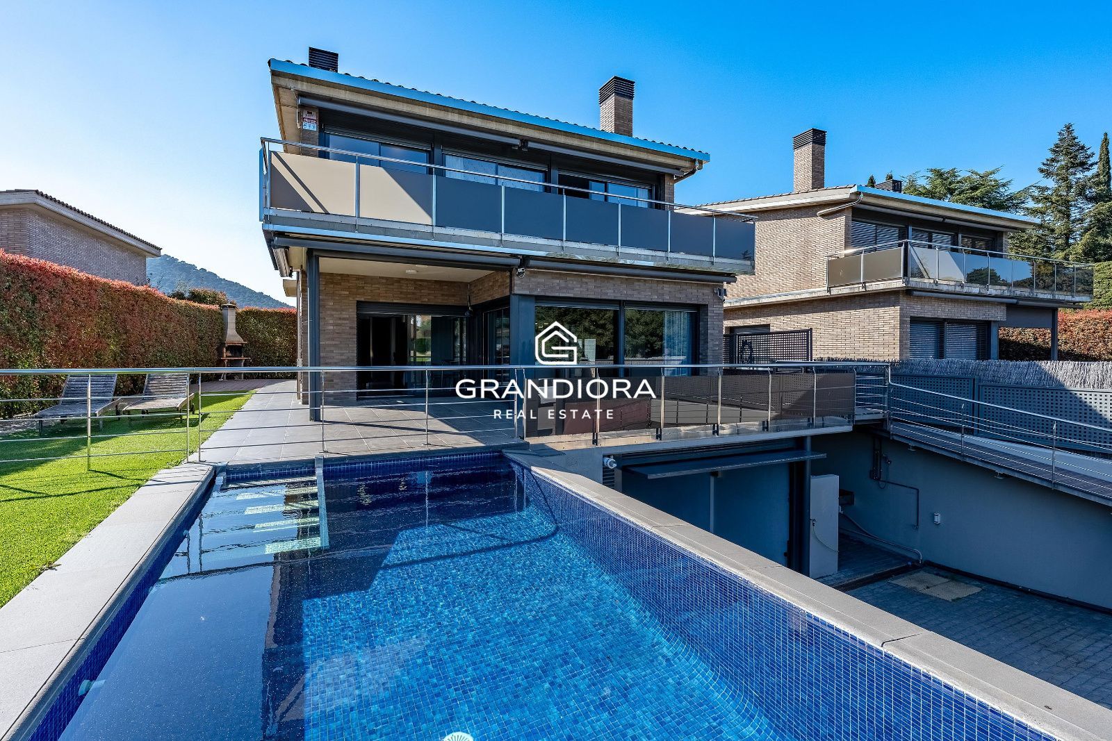 Su nuevo hogar familiar frente al golf de Vallromanes - Imagen 1