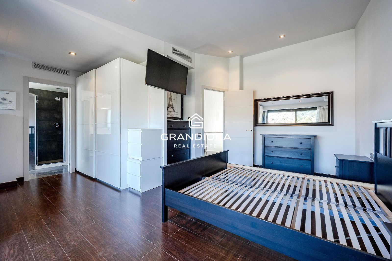 Su nuevo hogar familiar frente al golf de Vallromanes - Imagen 25