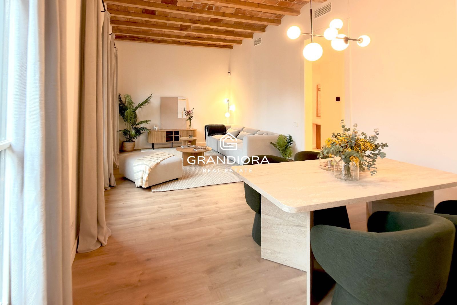 Piso reformado con terraza en Carrer Aribau – Centro de Barcelona - Imagen 4