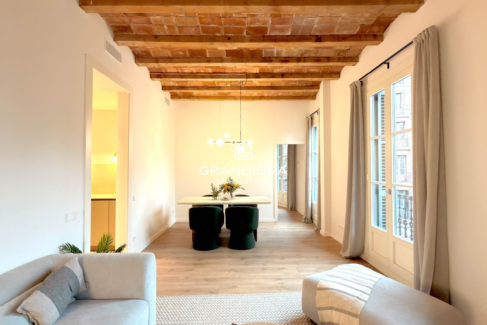 Piso reformado con terraza en Carrer Aribau – Centro de Barcelona - Imagen 9