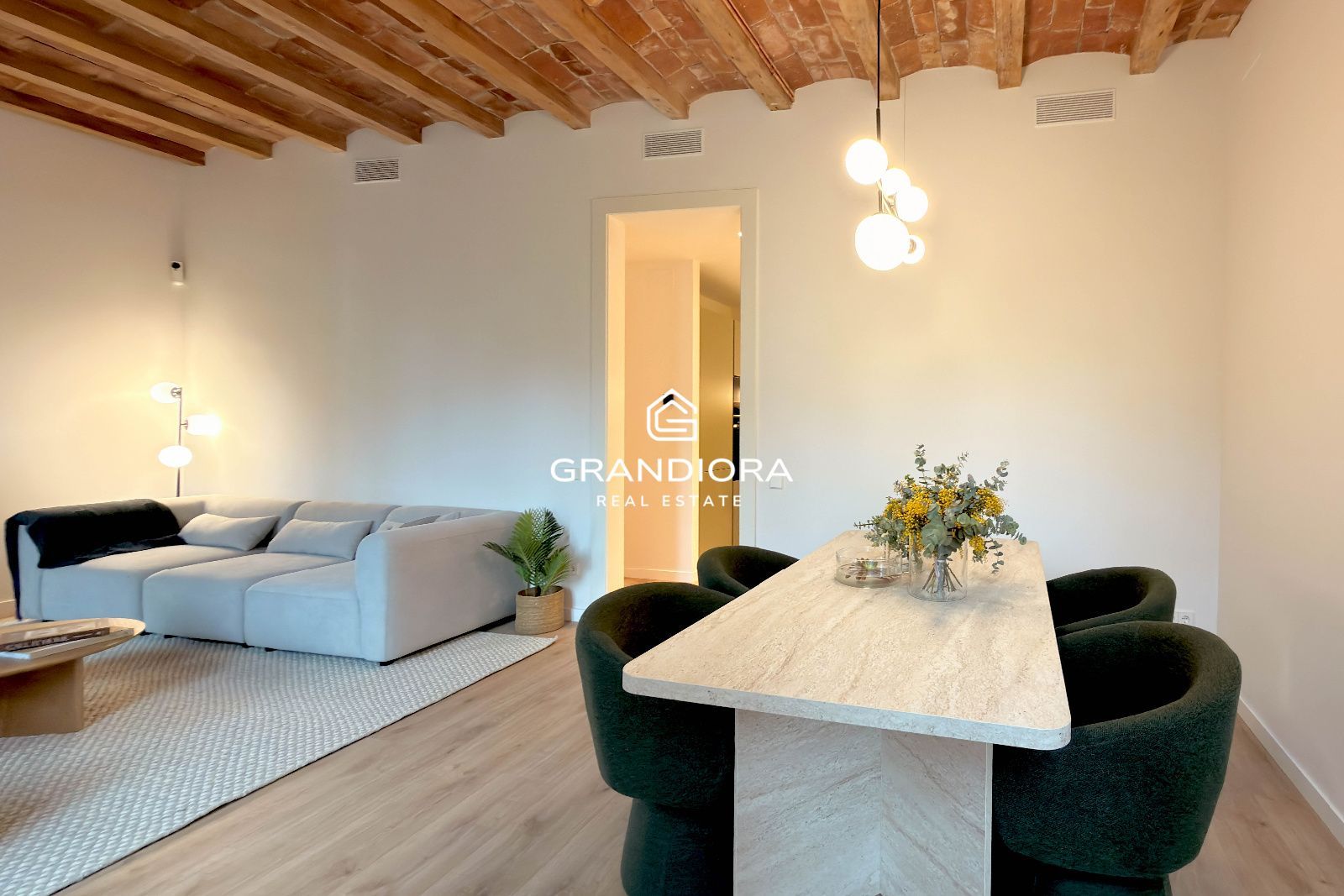 Piso reformado con terraza en Carrer Aribau – Centro de Barcelona - Imagen 6