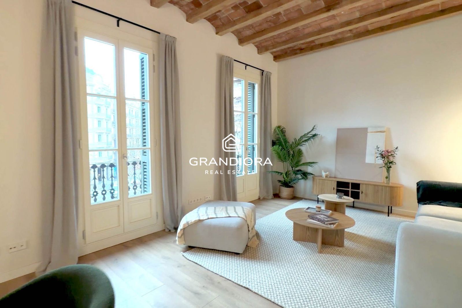 Piso reformado con terraza en Carrer Aribau – Centro de Barcelona - Imagen 1
