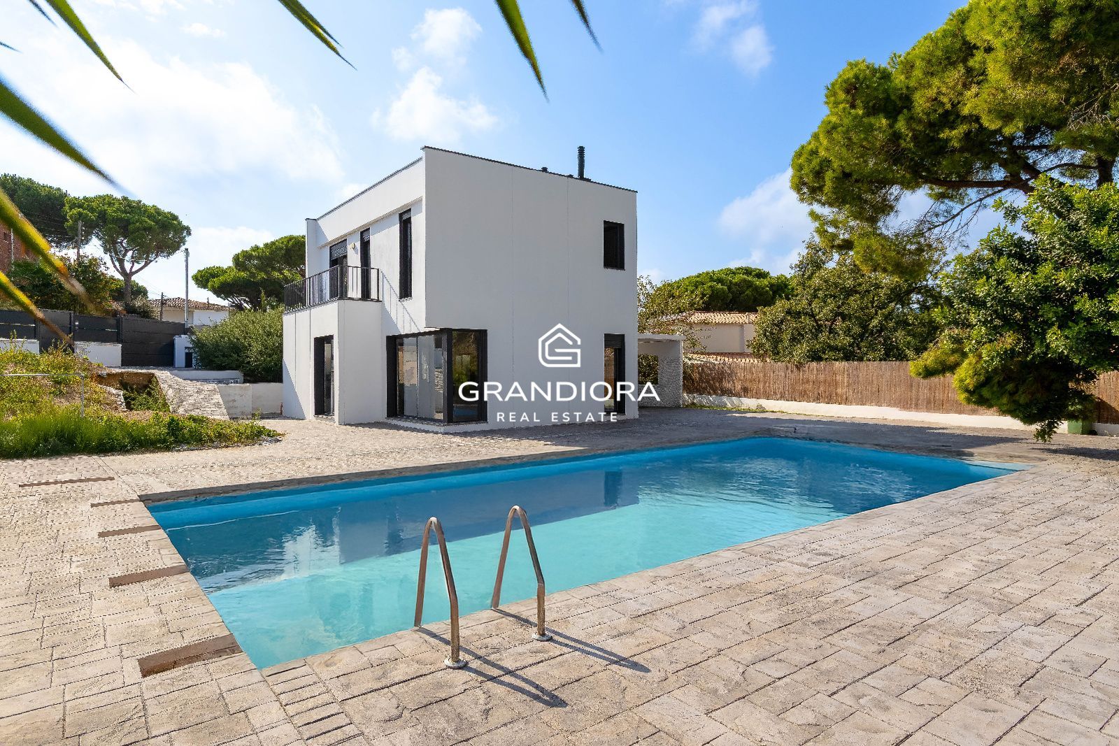 Casa moderna con gran jardín y vistas al mar: Máxima privacidad en Premià de Dalt - Imagen 1
