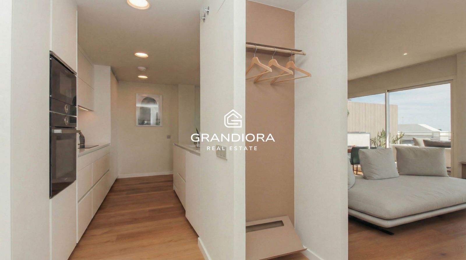 Ático Contemporáneo con Terraza de 40 m² y Vistas al Mediterráneo en La Plana, Sitges - Imagen 3