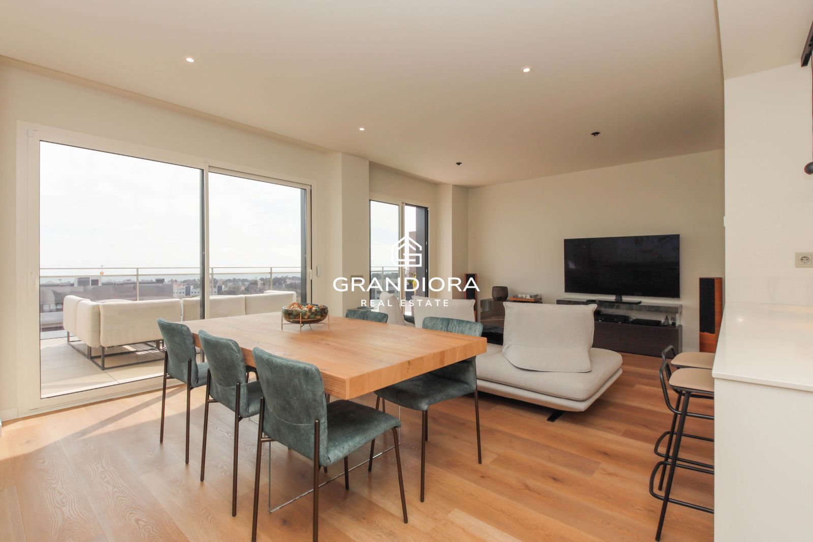 Ático Contemporáneo con Terraza de 40 m² y Vistas al Mediterráneo en La Plana, Sitges - Imagen 5