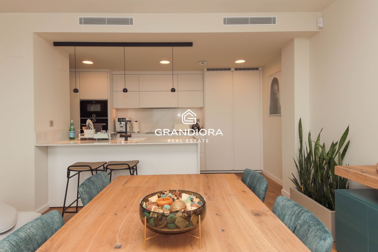 Ático Contemporáneo con Terraza de 40 m² y Vistas al Mediterráneo en La Plana, Sitges - Imagen 10