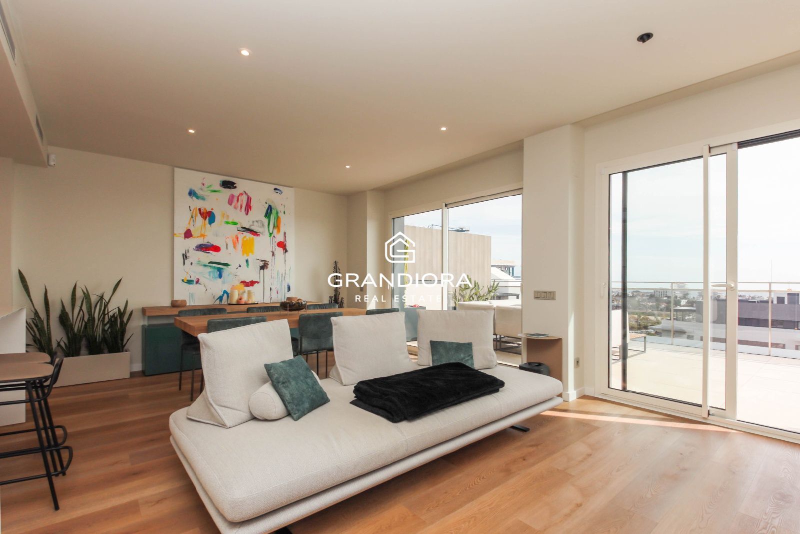 Ático Contemporáneo con Terraza de 40 m² y Vistas al Mediterráneo en La Plana, Sitges - Imagen 2