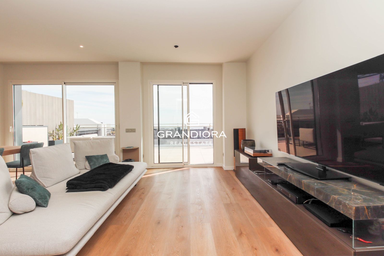 Ático Contemporáneo con Terraza de 40 m² y Vistas al Mediterráneo en La Plana, Sitges - Imagen 12