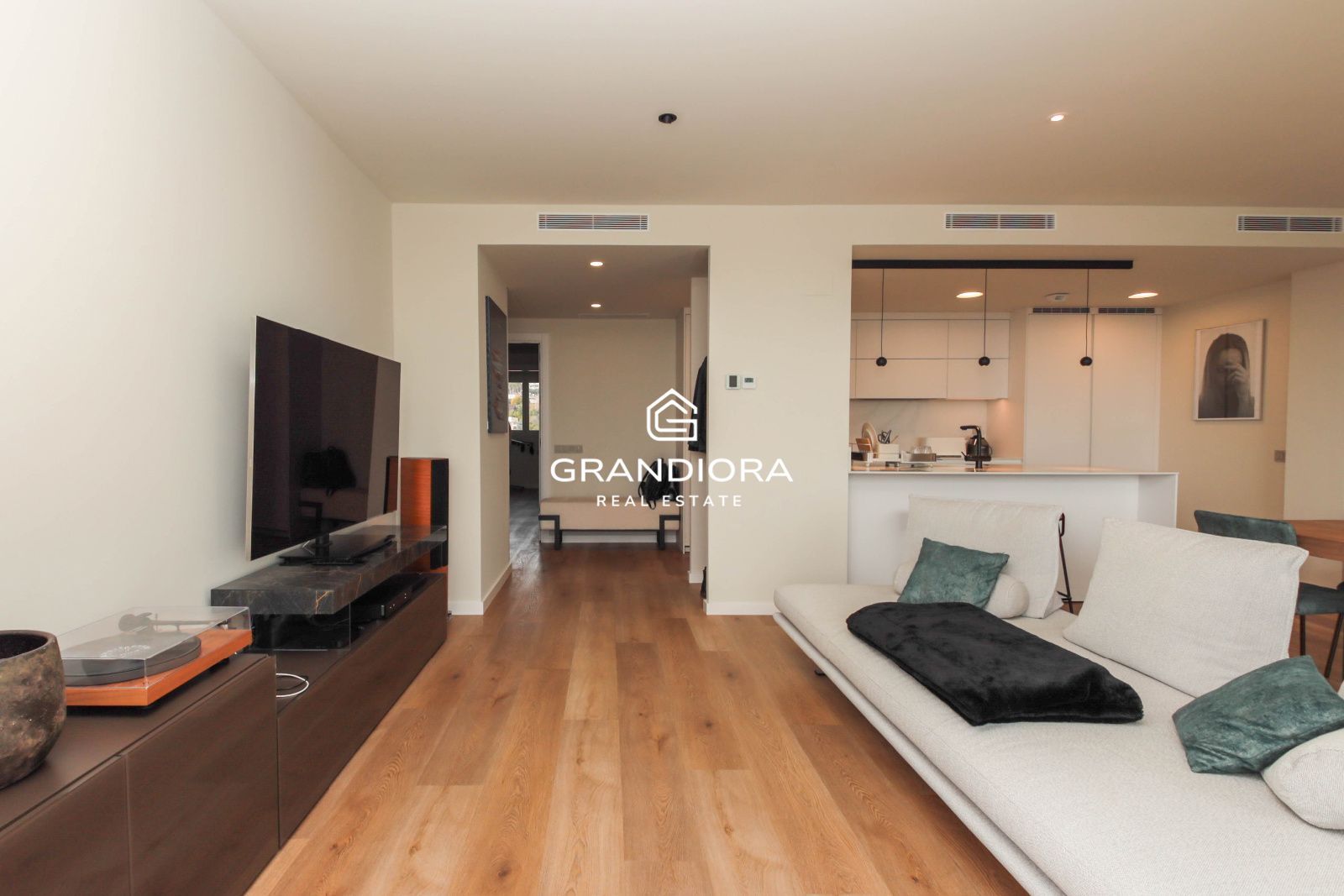 Ático Contemporáneo con Terraza de 40 m² y Vistas al Mediterráneo en La Plana, Sitges - Imagen 15