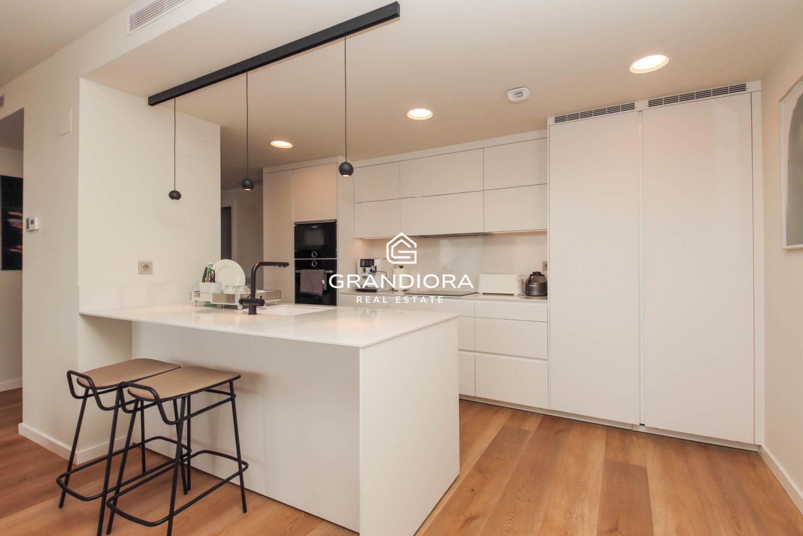 Ático Contemporáneo con Terraza de 40 m² y Vistas al Mediterráneo en La Plana, Sitges - Imagen 17