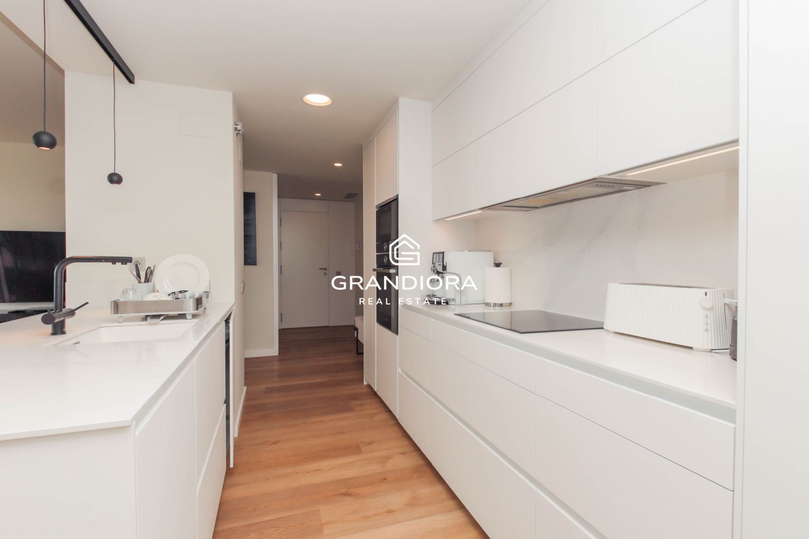 Ático Contemporáneo con Terraza de 40 m² y Vistas al Mediterráneo en La Plana, Sitges - Imagen 18