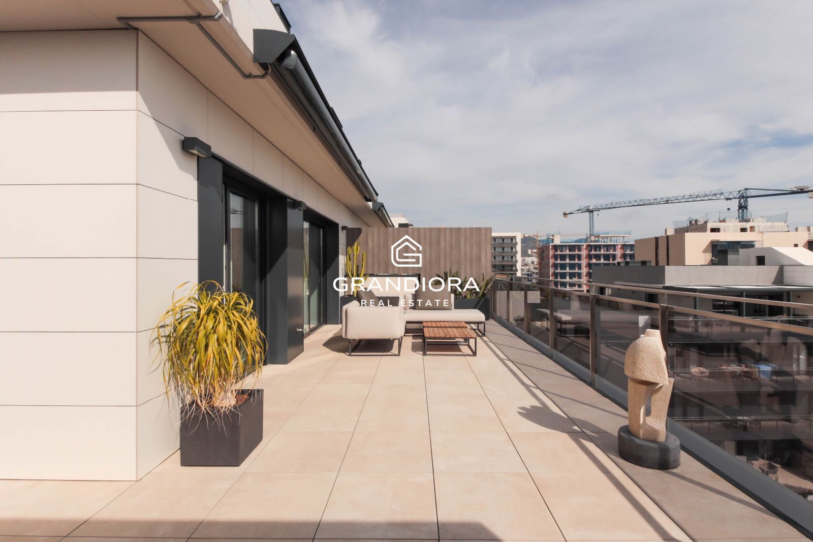 Ático Contemporáneo con Terraza de 40 m² y Vistas al Mediterráneo en La Plana, Sitges - Imagen 22