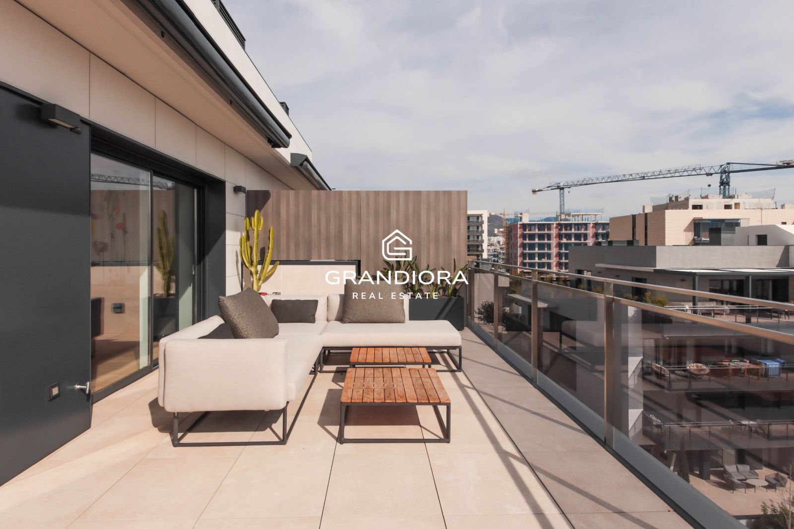 Ático Contemporáneo con Terraza de 40 m² y Vistas al Mediterráneo en La Plana, Sitges - Imagen 23