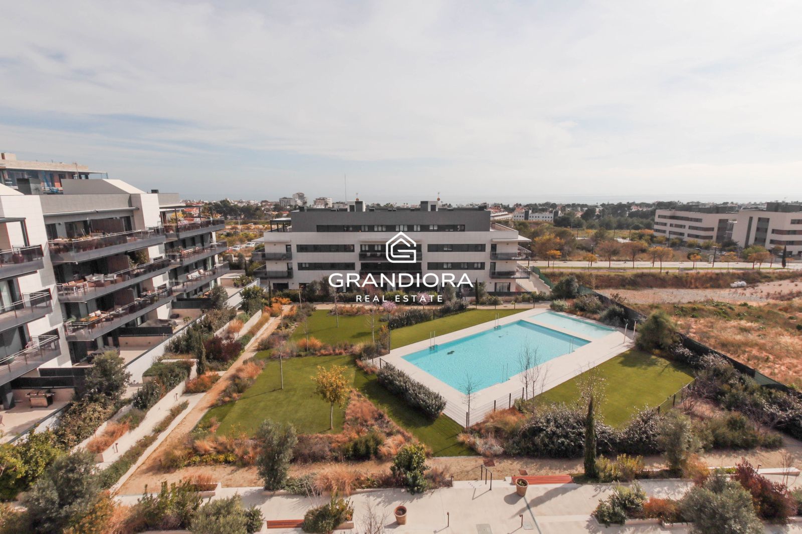 Ático Contemporáneo con Terraza de 40 m² y Vistas al Mediterráneo en La Plana, Sitges - Imagen 26