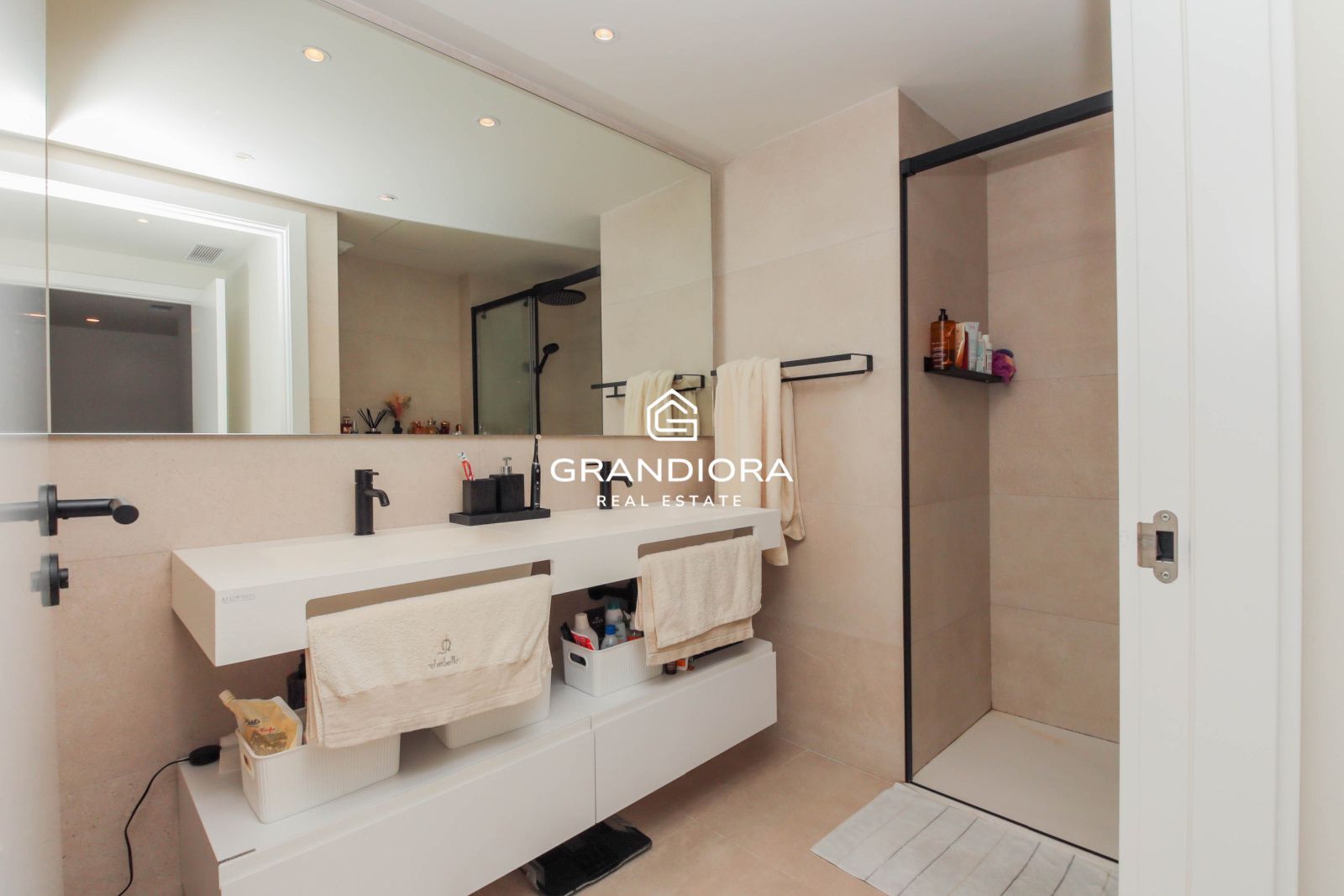 Ático Contemporáneo con Terraza de 40 m² y Vistas al Mediterráneo en La Plana, Sitges - Imagen 32