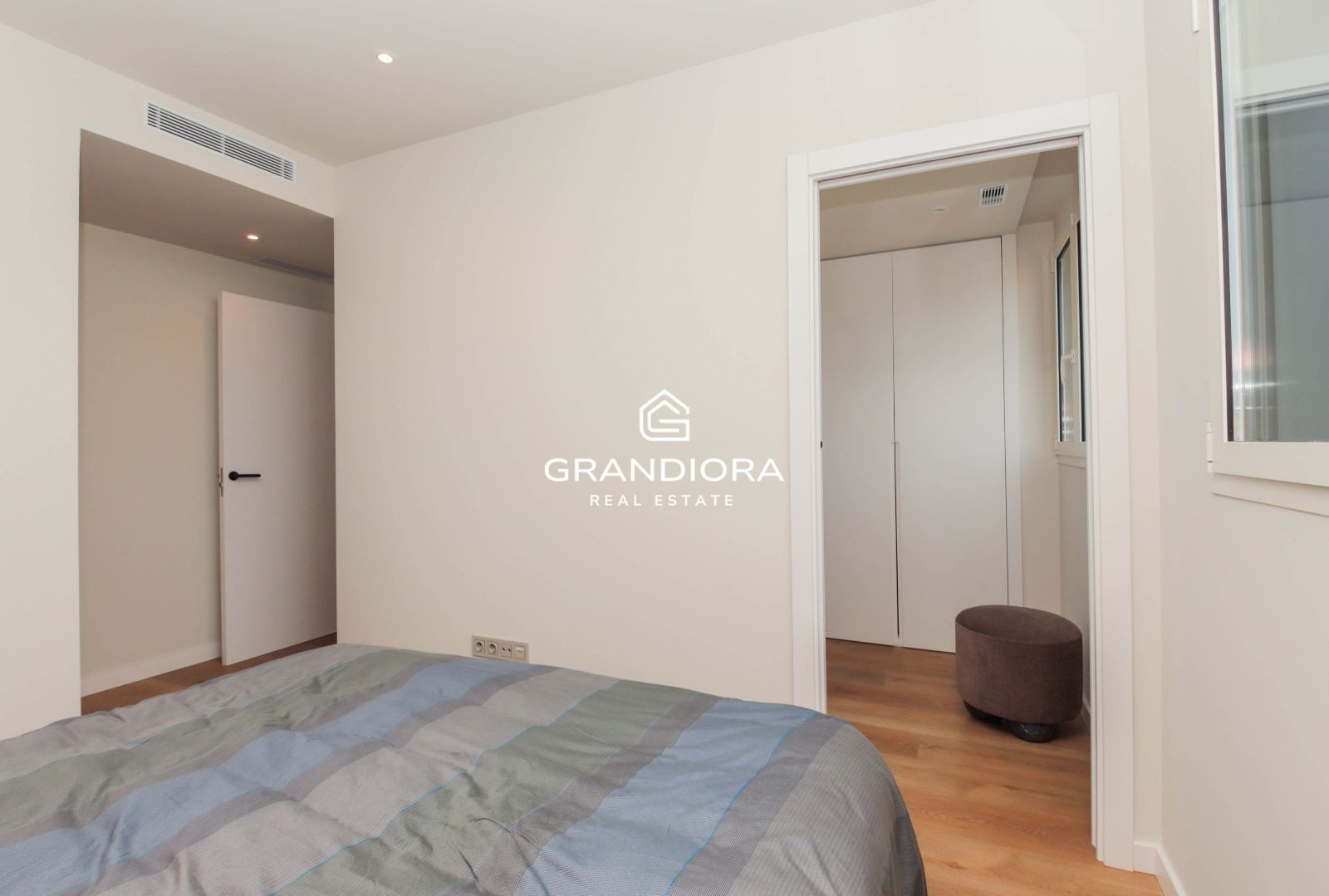 Ático Contemporáneo con Terraza de 40 m² y Vistas al Mediterráneo en La Plana, Sitges - Imagen 35