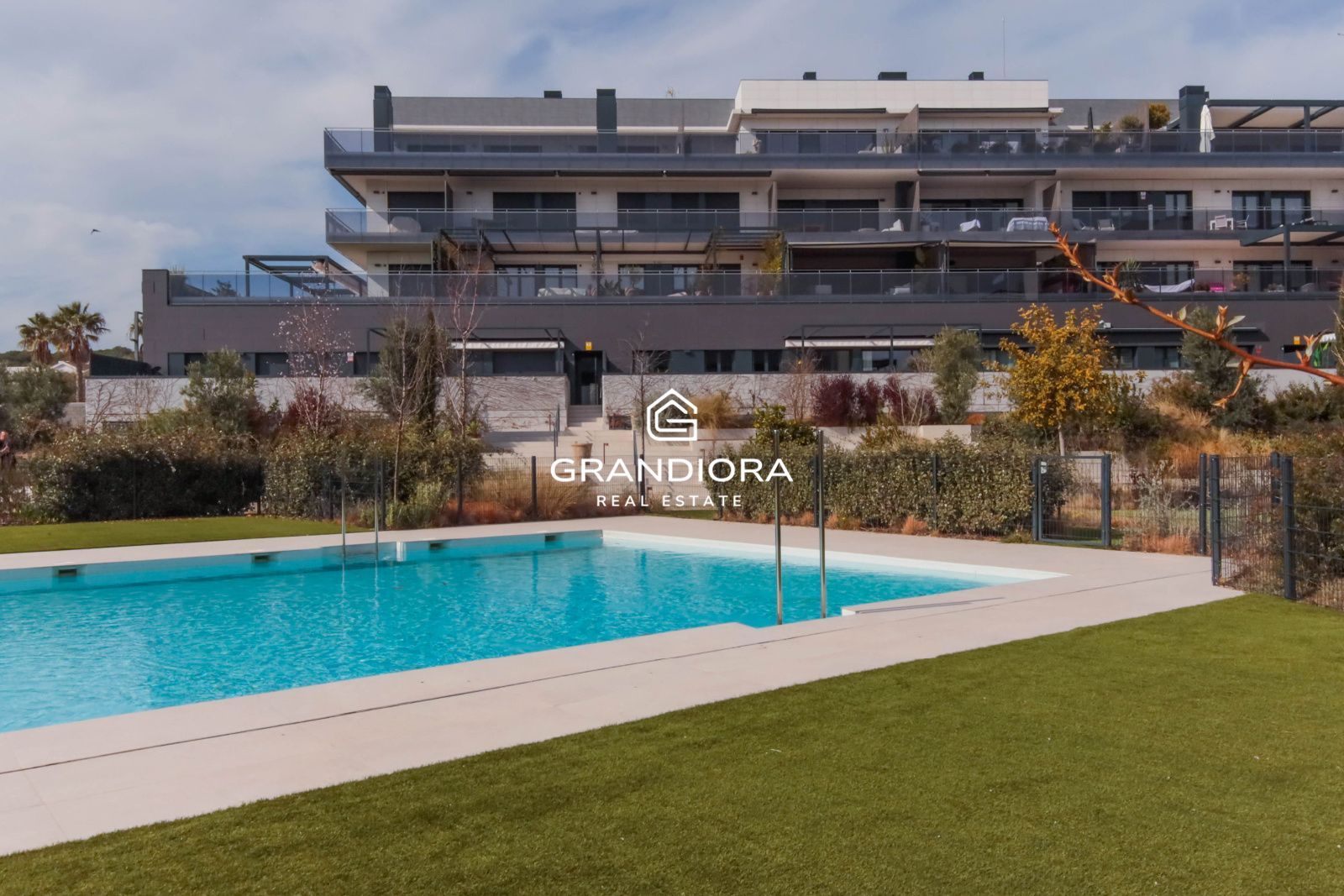 Ático Contemporáneo con Terraza de 40 m² y Vistas al Mediterráneo en La Plana, Sitges - Imagen 1