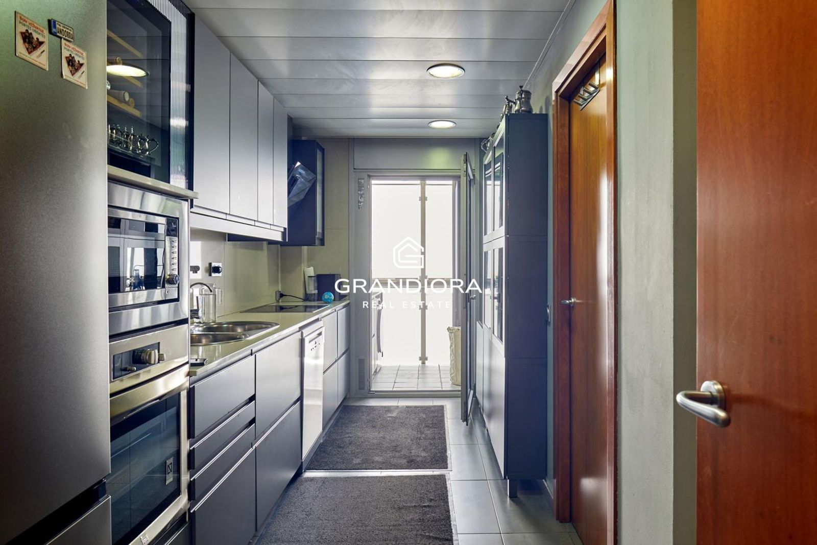 Ático con Solarium Privado a Pasos del Mar y el Port Vell - Imagen 9