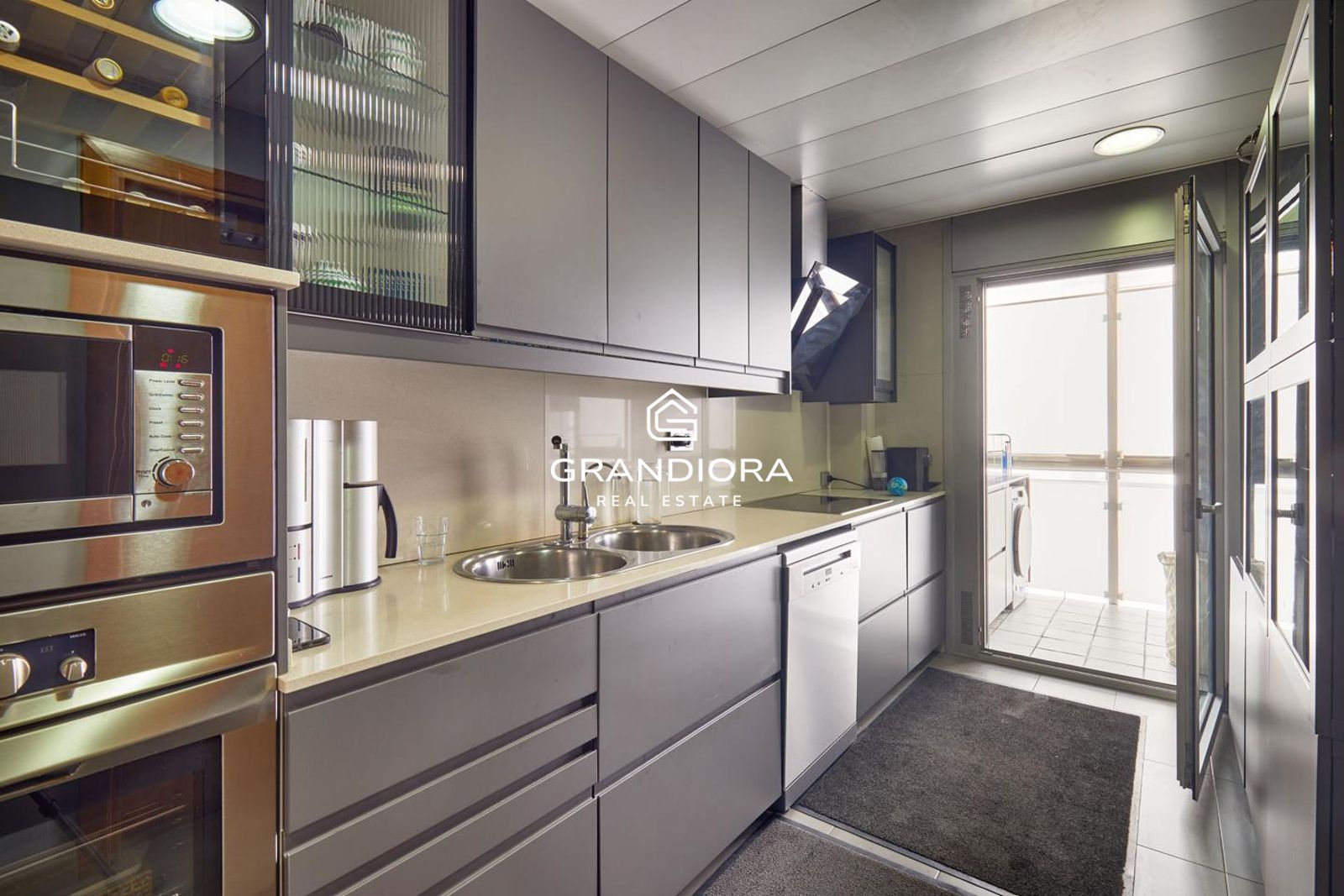 Ático con Solarium Privado a Pasos del Mar y el Port Vell - Imagen 10