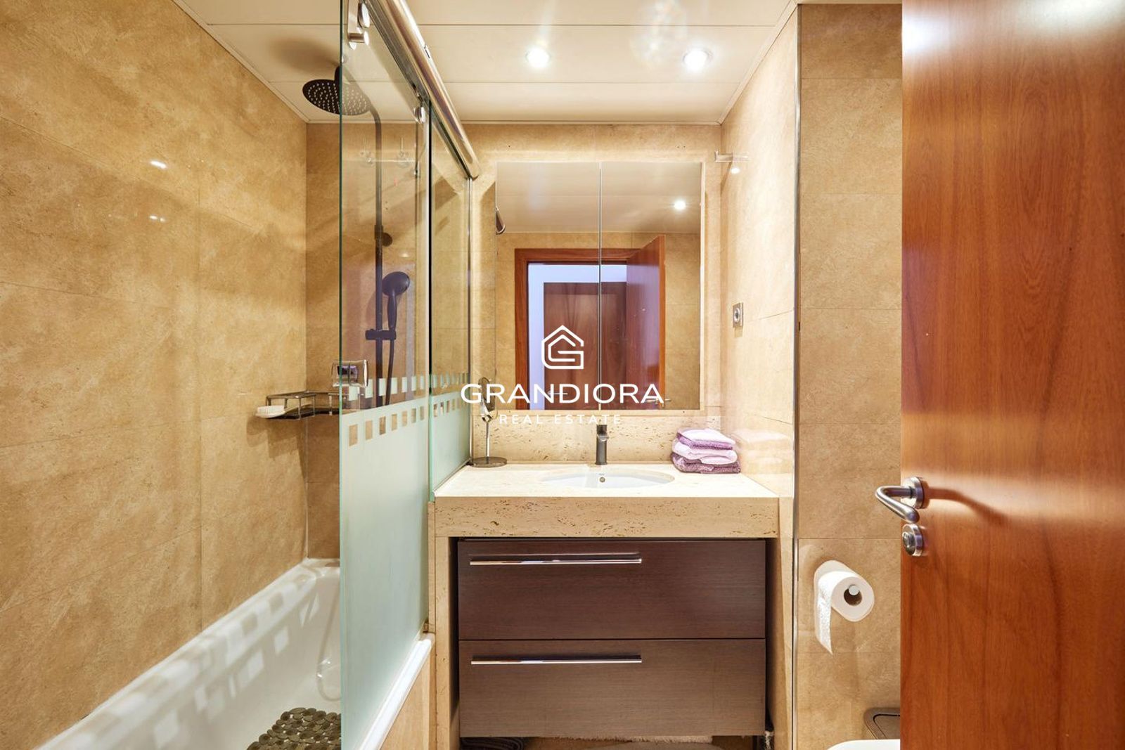 Ático con Solarium Privado a Pasos del Mar y el Port Vell - Imagen 17