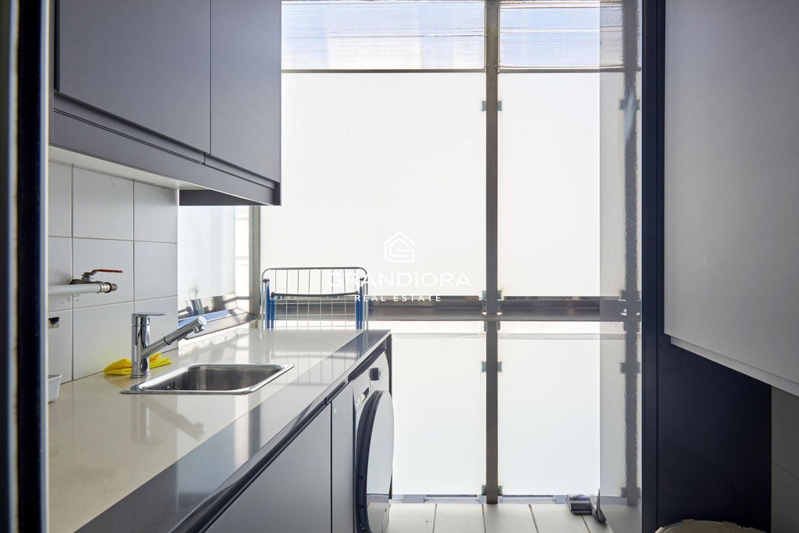 Ático con Solarium Privado a Pasos del Mar y el Port Vell - Imagen 11