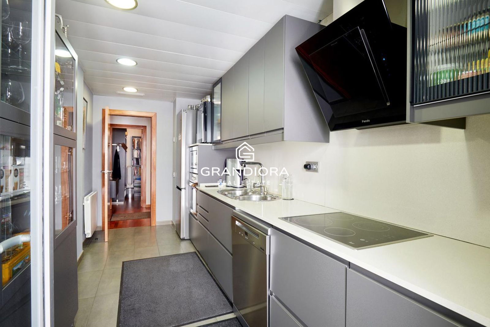 Ático con Solarium Privado a Pasos del Mar y el Port Vell - Imagen 12