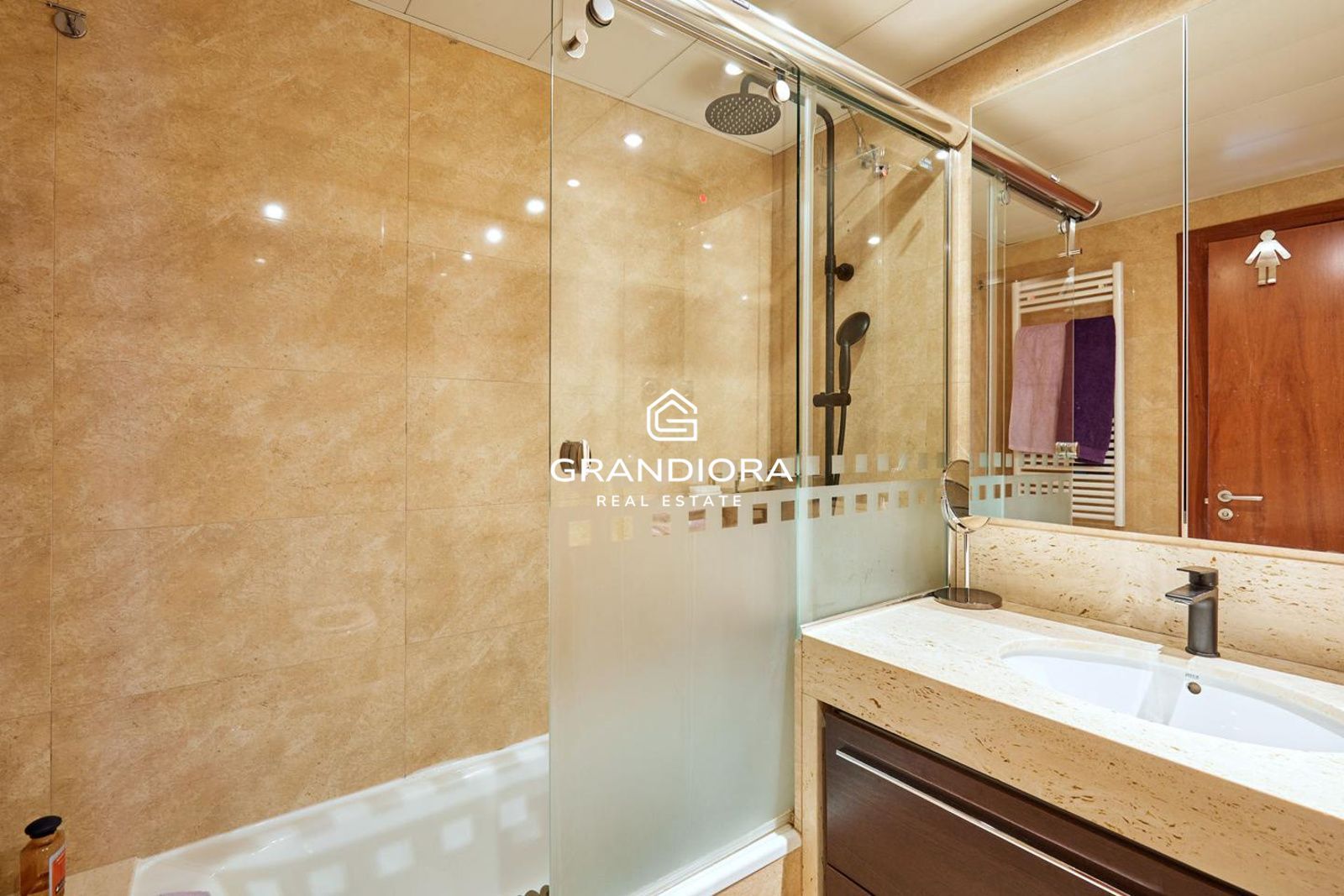 Ático con Solarium Privado a Pasos del Mar y el Port Vell - Imagen 16