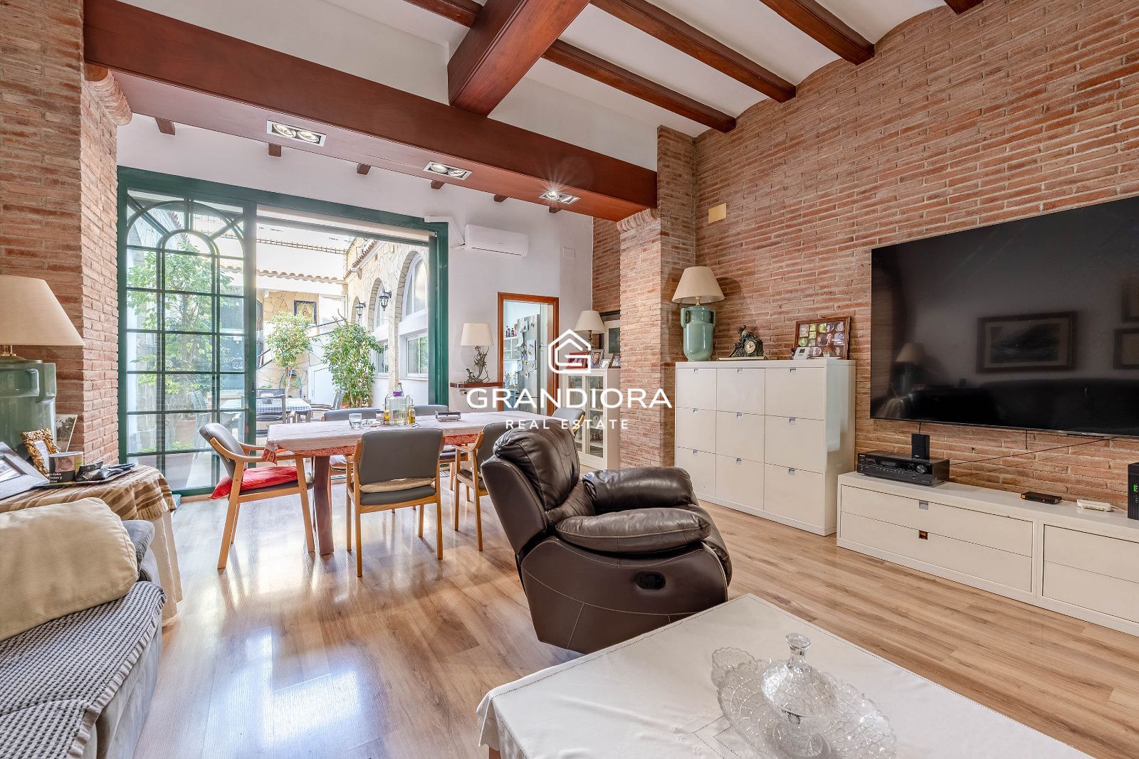 Activo Patrimonial en Primera Línea: Residencia Señorial a  15 Minutos de Barcelona - Imagen 1