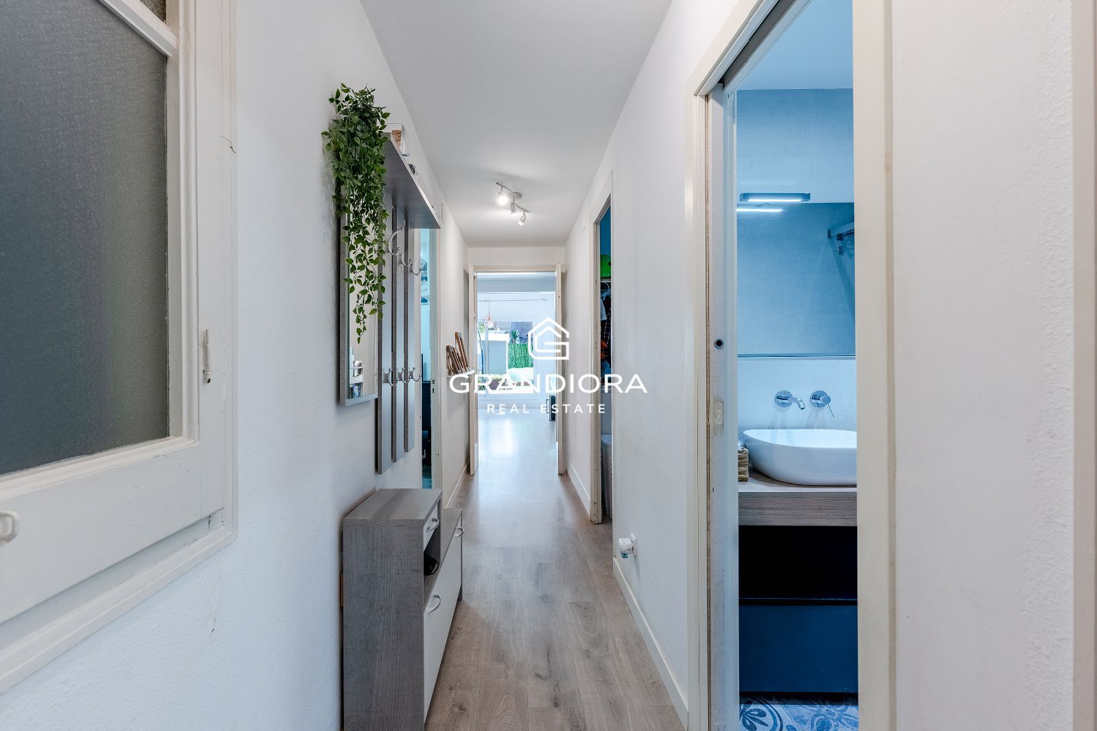 Finca Regia con Jardín Privado en el Eixample Esquerra - Imagen 11