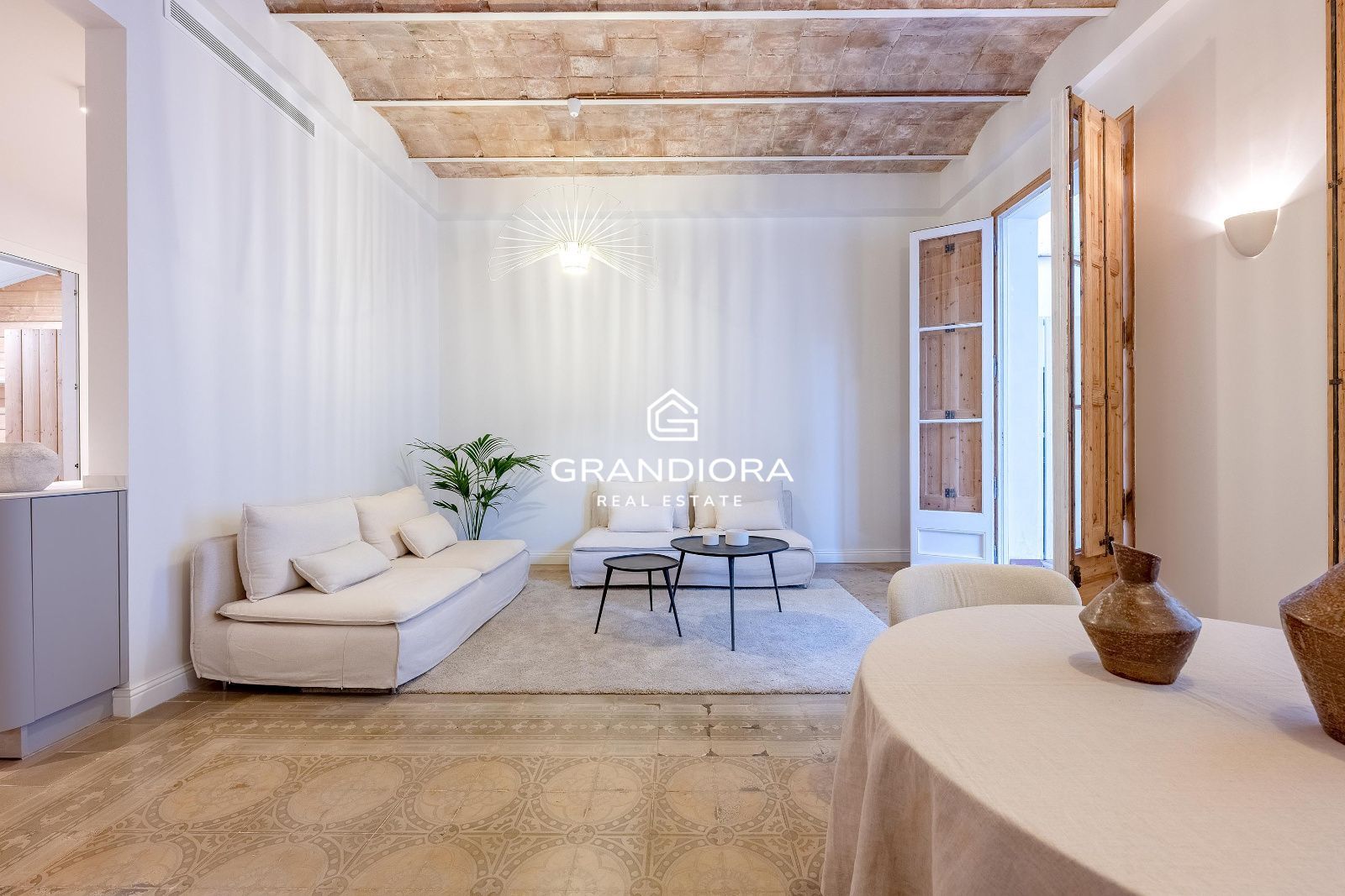 Piso reformado con terraza en la mejor zona de Eixample - Imagen 1