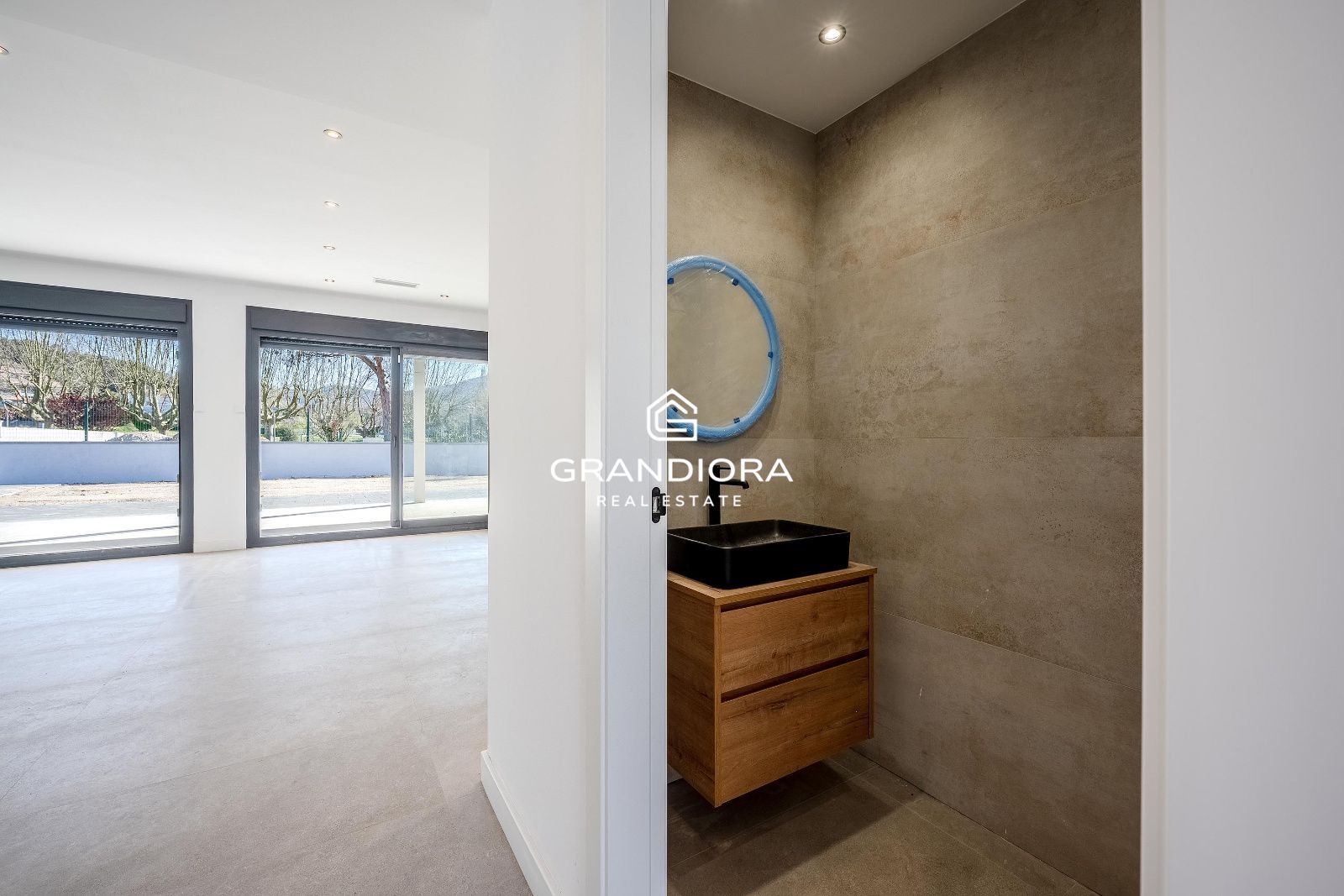 Moderna casa de nueva construcción con 319 m2 y jardín plano en Vallromanes. - Imagen 7