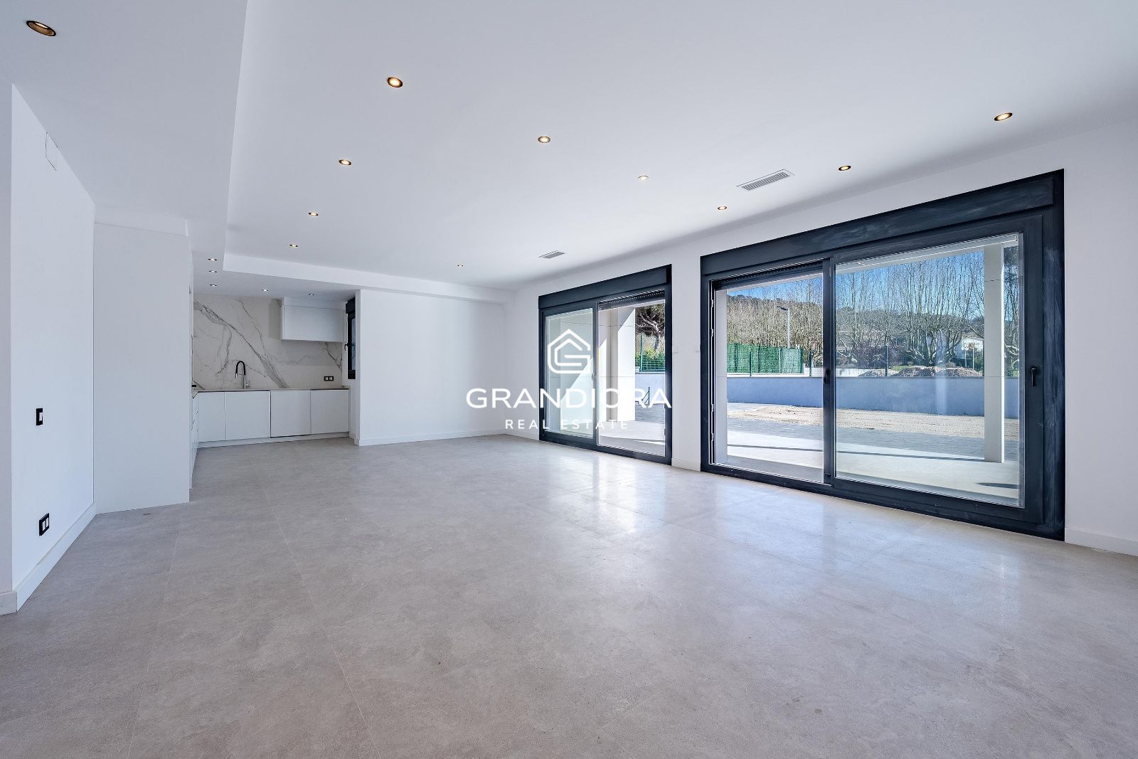 Moderna casa de nueva construcción con 319 m2 y jardín plano en Vallromanes. - Imagen 8