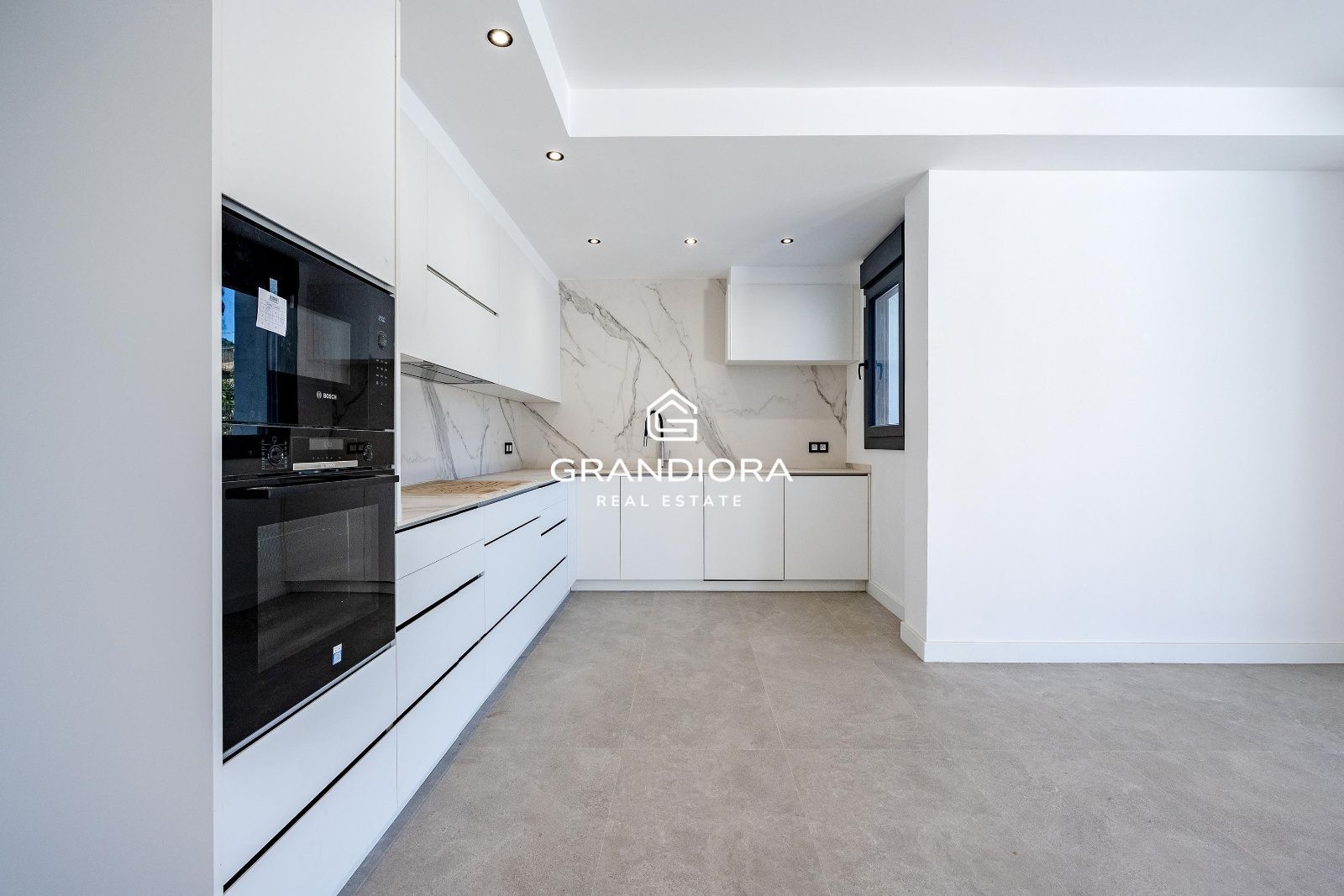 Moderna casa de nueva construcción con 319 m2 y jardín plano en Vallromanes. - Imagen 9