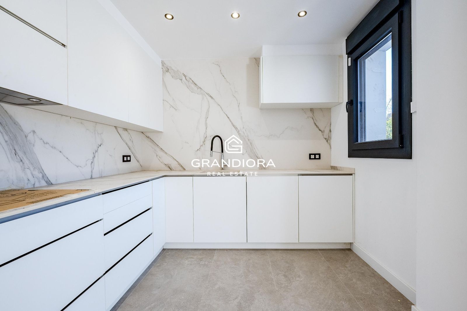 Moderna casa de nueva construcción con 319 m2 y jardín plano en Vallromanes. - Imagen 11