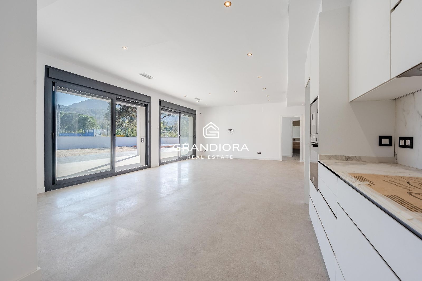Moderna casa de nueva construcción con 319 m2 y jardín plano en Vallromanes. - Imagen 12