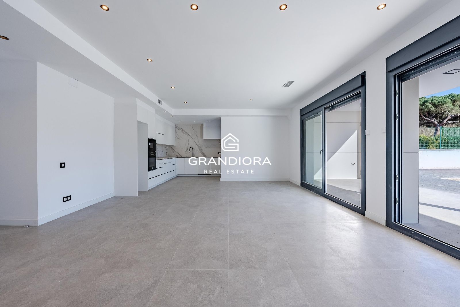 Moderna casa de nueva construcción con 319 m2 y jardín plano en Vallromanes. - Imagen 13