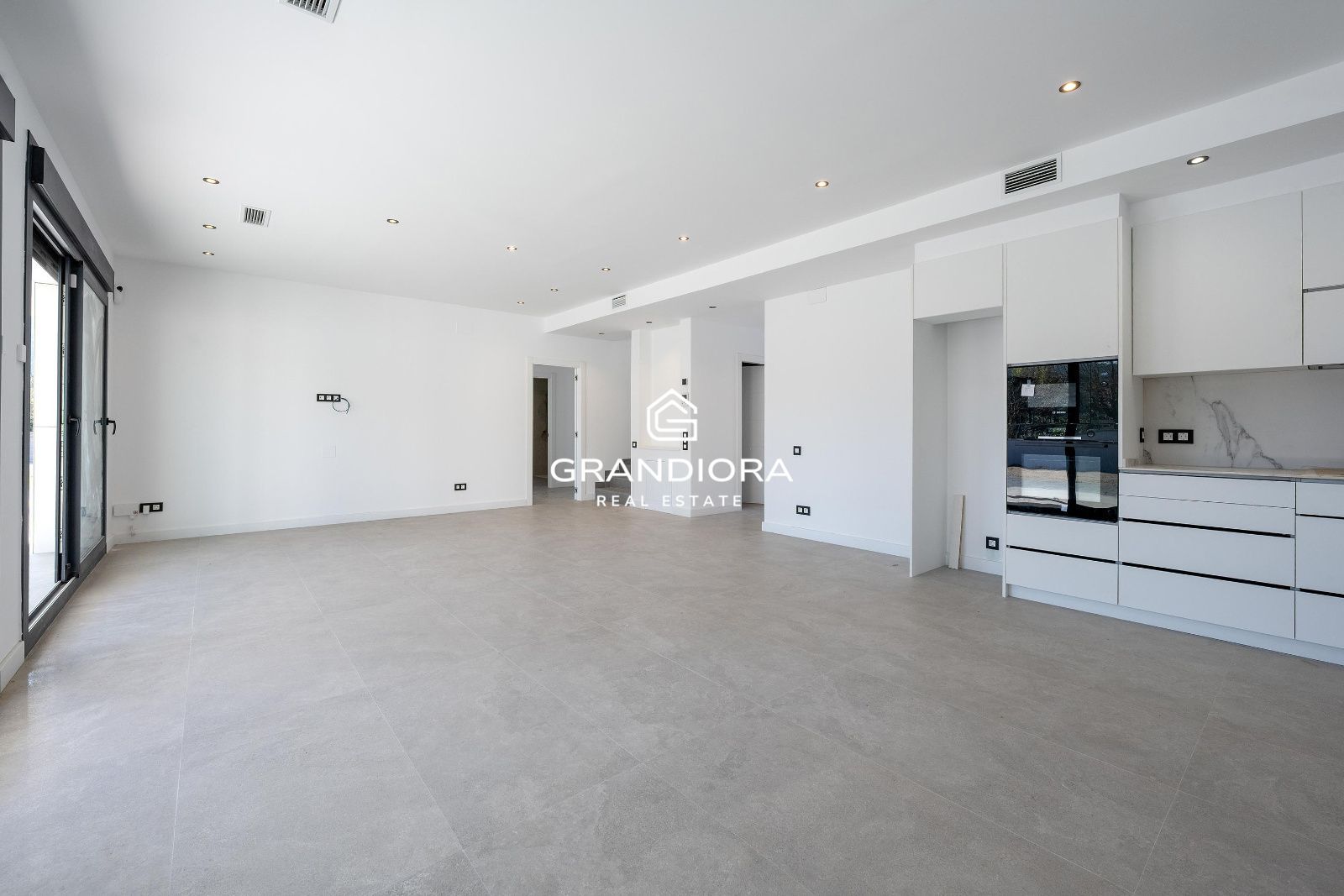 Moderna casa de nueva construcción con 319 m2 y jardín plano en Vallromanes. - Imagen 14