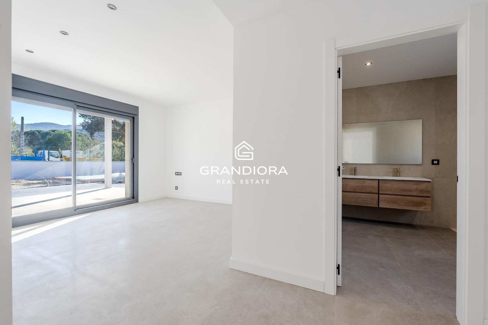 Moderna casa de nueva construcción con 319 m2 y jardín plano en Vallromanes. - Imagen 15