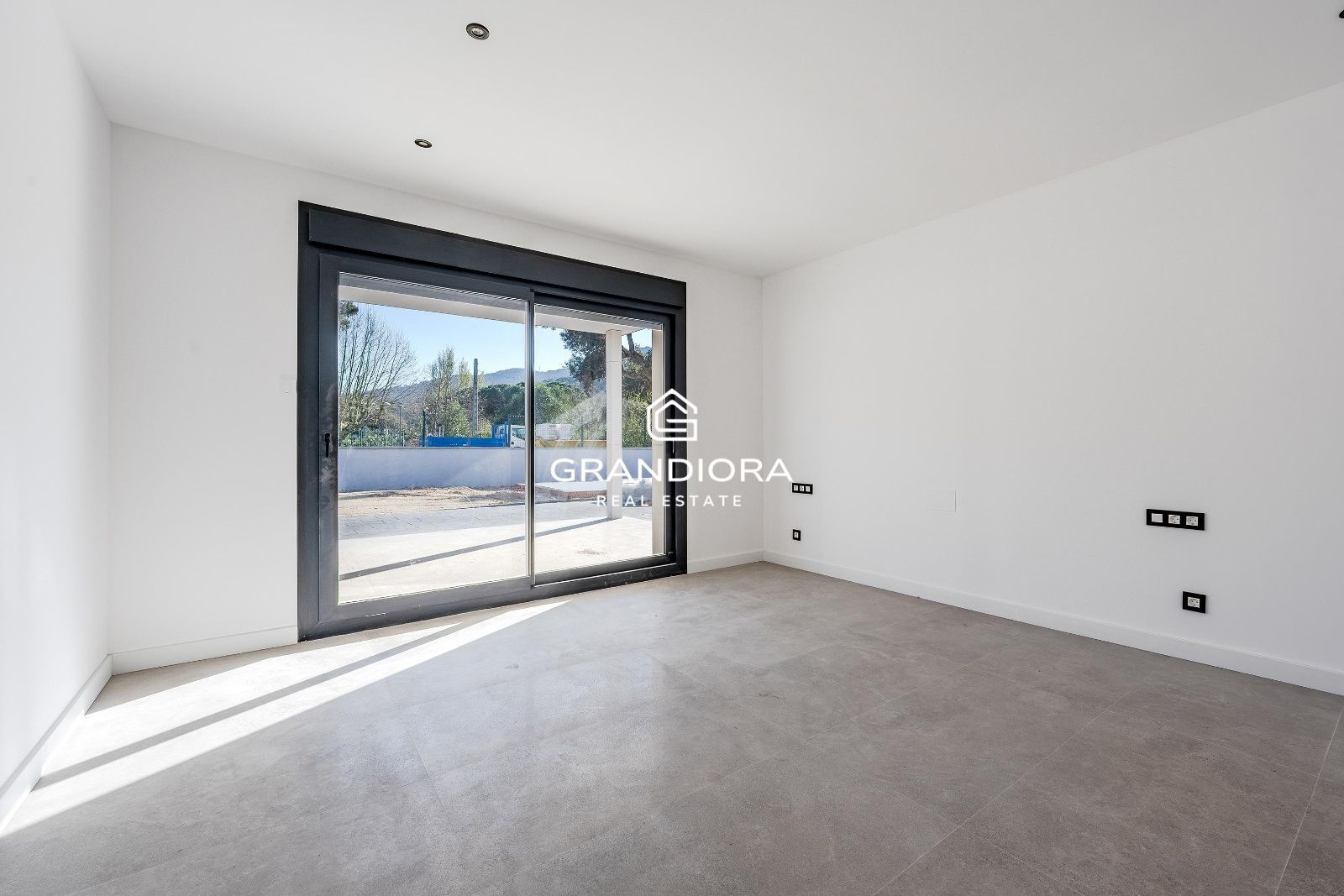 Moderna casa de nueva construcción con 319 m2 y jardín plano en Vallromanes. - Imagen 16