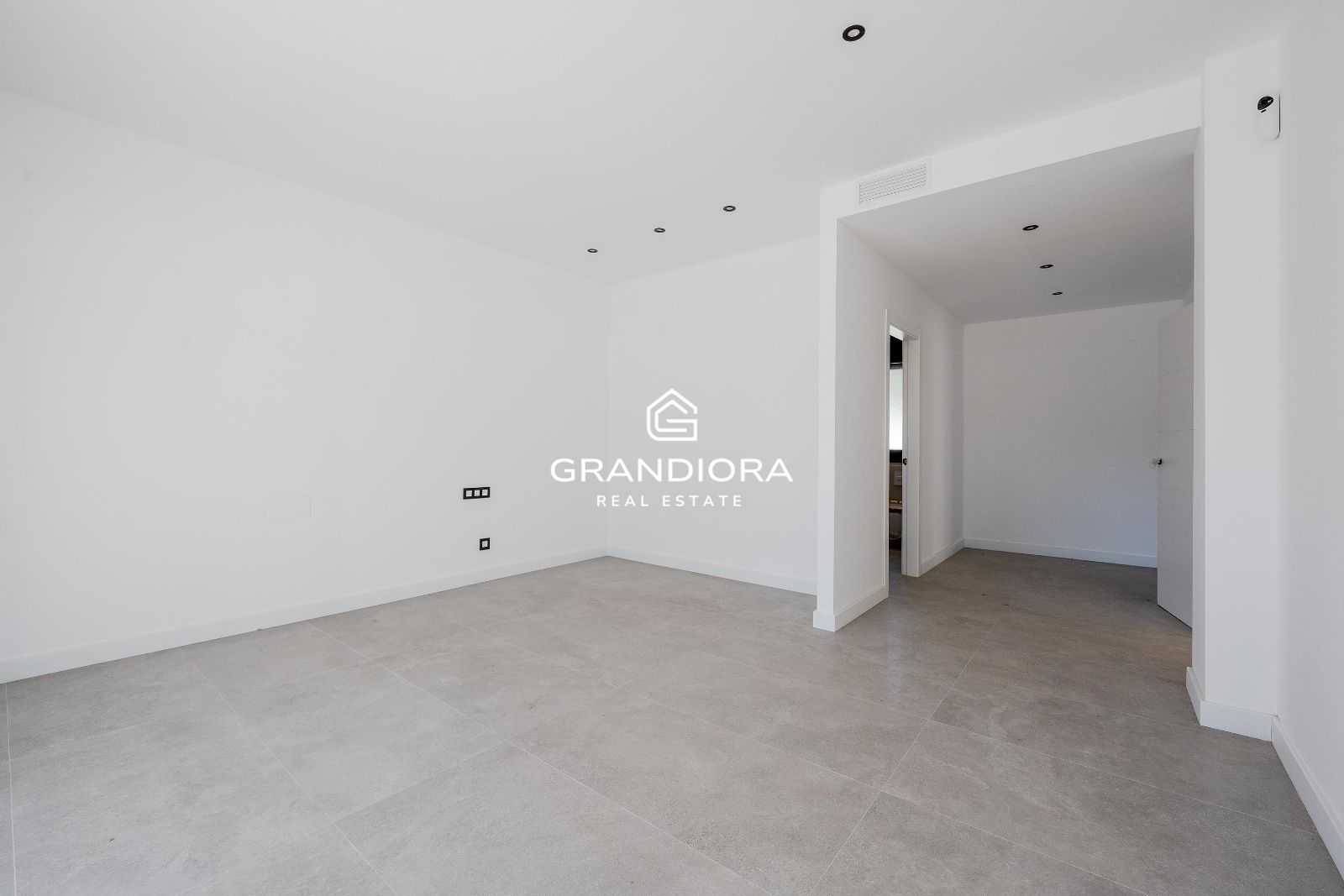 Moderna casa de nueva construcción con 319 m2 y jardín plano en Vallromanes. - Imagen 17