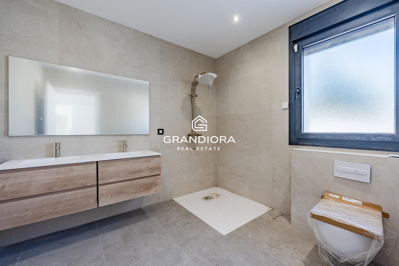 Moderna casa de nueva construcción con 319 m2 y jardín plano en Vallromanes. - Imagen 18