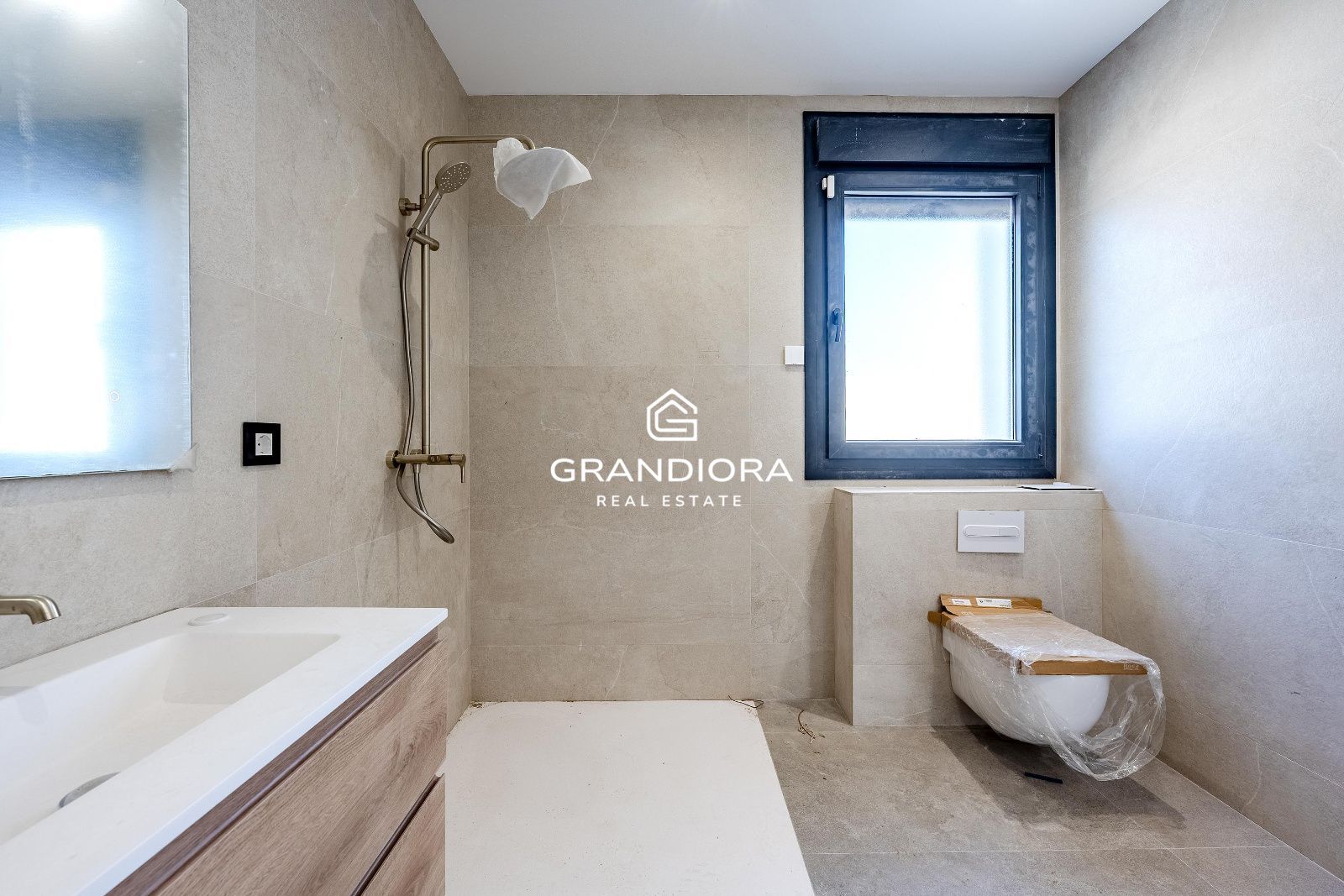 Moderna casa de nueva construcción con 319 m2 y jardín plano en Vallromanes. - Imagen 19
