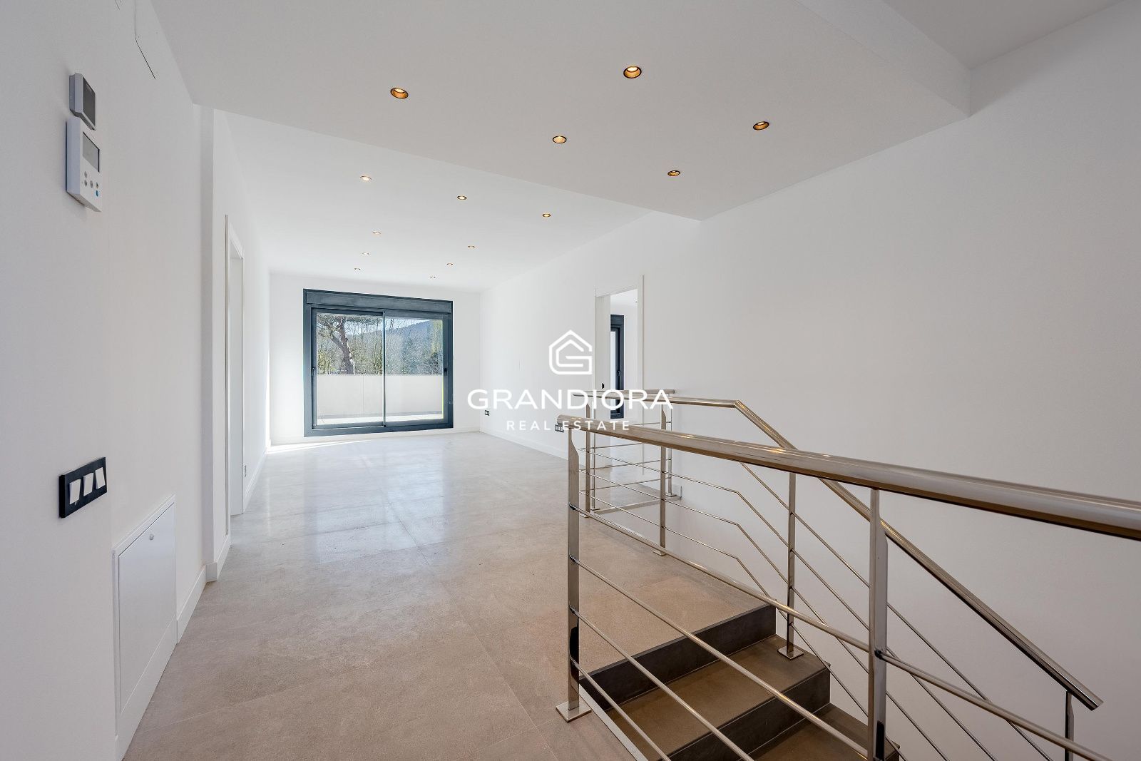 Moderna casa de nueva construcción con 319 m2 y jardín plano en Vallromanes. - Imagen 21