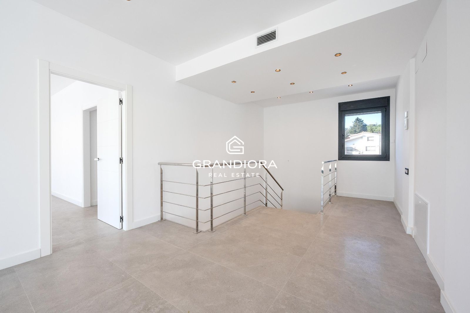 Moderna casa de nueva construcción con 319 m2 y jardín plano en Vallromanes. - Imagen 22