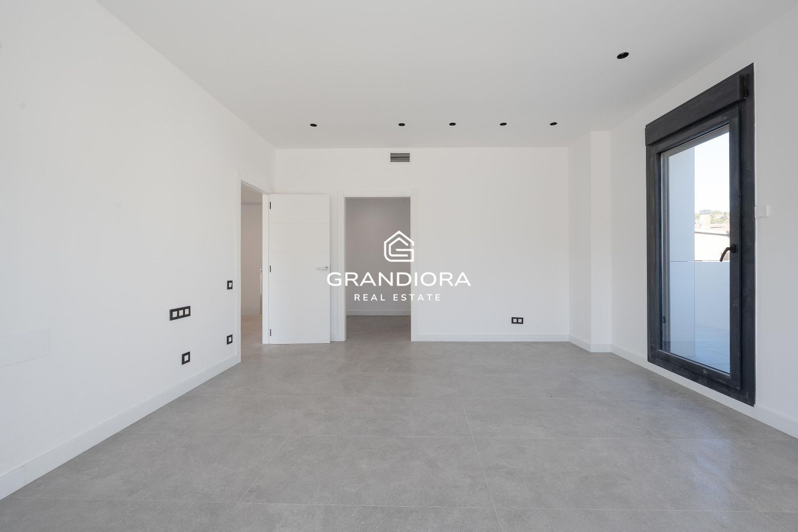 Moderna casa de nueva construcción con 319 m2 y jardín plano en Vallromanes. - Imagen 25