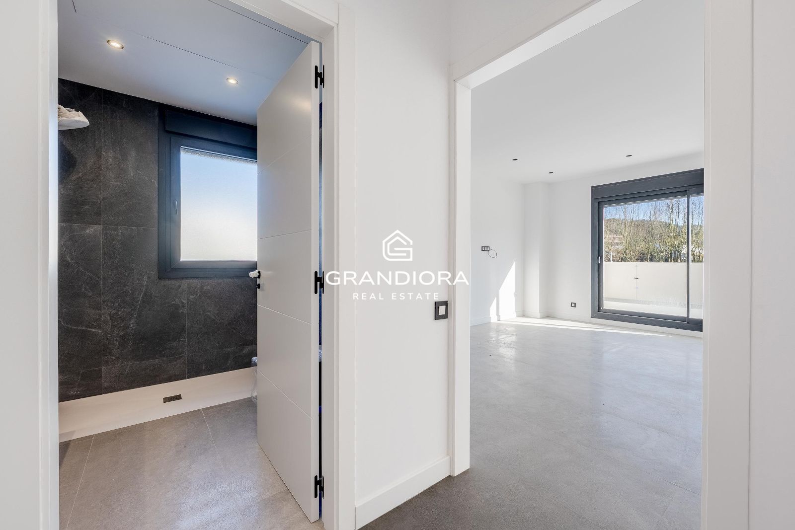 Moderna casa de nueva construcción con 319 m2 y jardín plano en Vallromanes. - Imagen 26