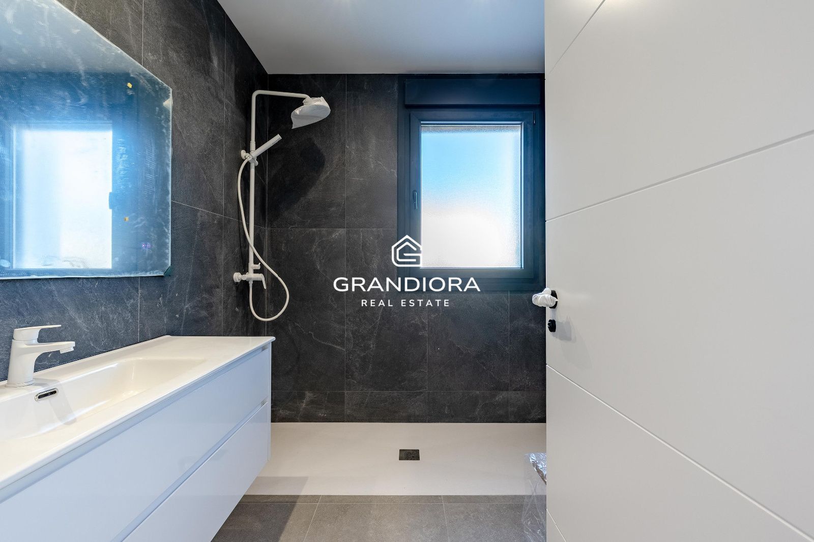 Moderna casa de nueva construcción con 319 m2 y jardín plano en Vallromanes. - Imagen 27