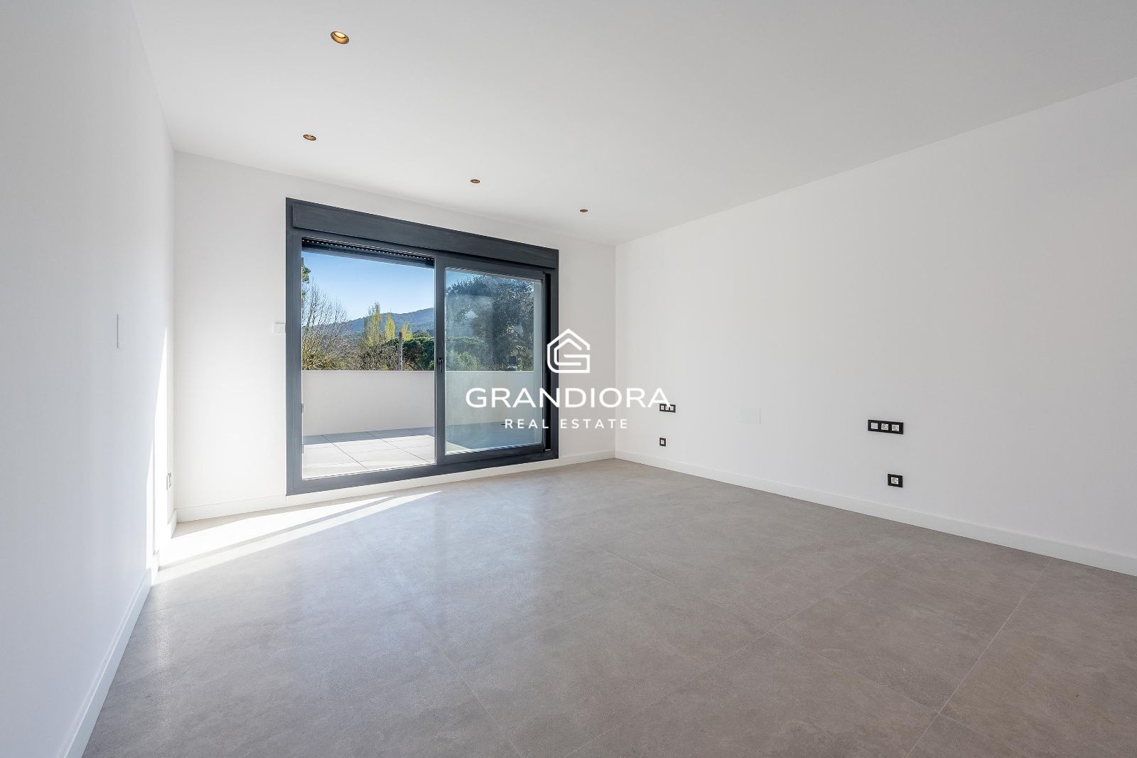 Moderna casa de nueva construcción con 319 m2 y jardín plano en Vallromanes. - Imagen 28