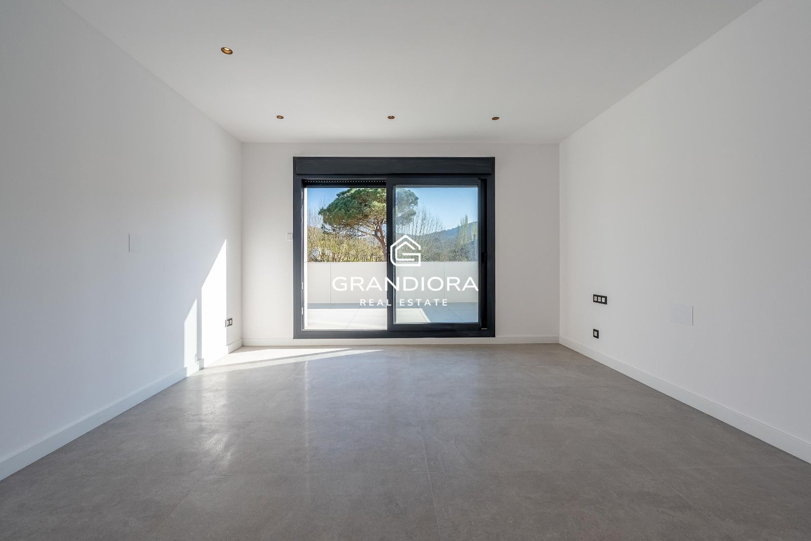 Moderna casa de nueva construcción con 319 m2 y jardín plano en Vallromanes. - Imagen 30